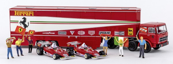 87 Fiat Renntransporter Ferrari mit 2 Ferrari 312T2 und 6 Tifosi